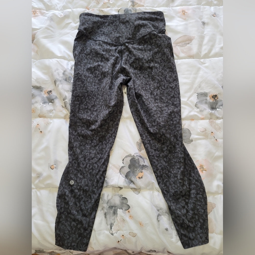 Lululemon base pace size 10 25" inseam grey/black print